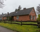 2 - Straßenansicht - Älteres Fehnhaus in ruhiger Siedlungslage Nähe Zentrum Warsingsfehn