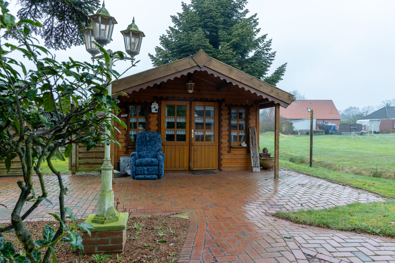 15 - Blockhütte im Garten