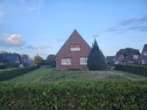 2 - Ansicht mit Gartengrundstück - Kapitalanlage: Gemütliches Einfamilienhaus in ruhiger Siedlungslage