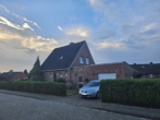 1 - Straßenansicht mit Garage - Kapitalanlage: Gemütliches Einfamilienhaus in ruhiger Siedlungslage