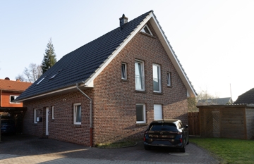 Vermietetes Zweiparteienhaus in stadtnaher Lage als Kapitalanlage, 26789 Leer, Zweifamilienhaus