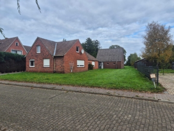 „Ihr Gebot bitte“ – Abrissimmobilie auf ca. 2.500m² Grundstück, 26871 Papenburg, Wohngrundstück