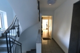 2 - Treppenhaus mit Aufzug - Barrierefreie Obergeschosswohnung mit Balkon in Leer-Heisfelde