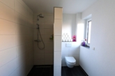 6 - Bad mit barrierefreier Dusche - Barrierefreie Obergeschosswohnung mit Balkon in Leer-Heisfelde