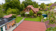 10 - Gartenansicht mit Nebengebäuden